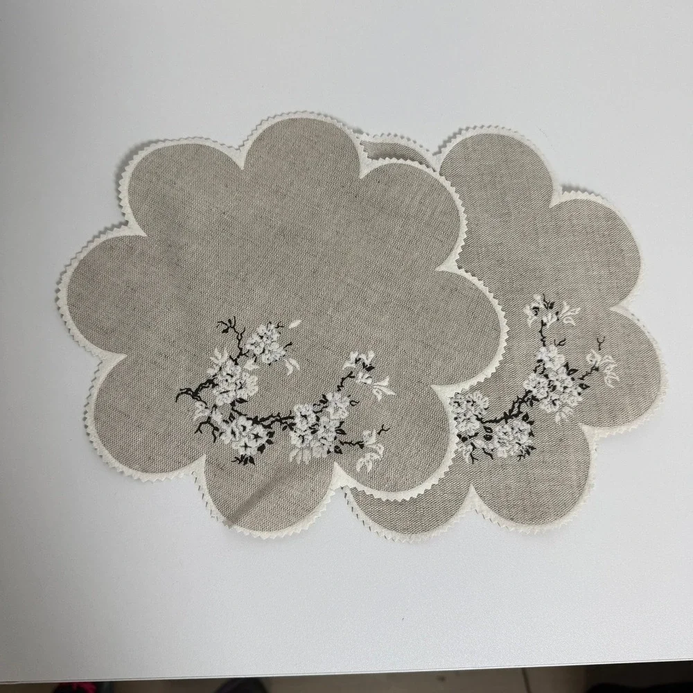 Vintage Floral Embroidered Linen Placemats Set of 4 9.5in Beige Scalloped Edge‎